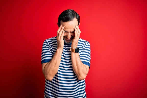 Mann Mittleren Alters Lässigem Gestreiftem Polo Der Vor Isoliertem Roten — Stockfoto