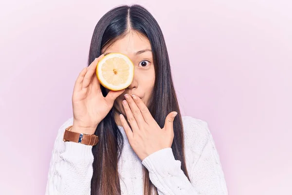 Mulher Chinesa Bonita Nova Que Mantém Fatia Limão Sobre Boca — Fotografia de Stock