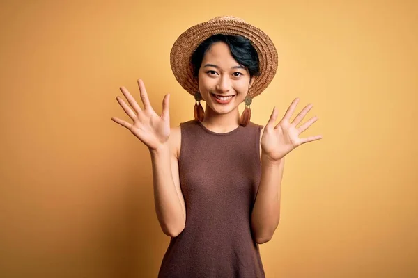 Ung Vacker Asiatisk Flicka Bär Casual Shirt Och Hatt Över — Stockfoto