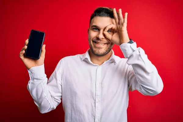 Ung Affärsman Med Blå Ögon Visar Smartphone Skärm Över Röd — Stockfoto