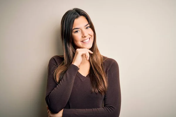 Menina Bonita Nova Vestindo Camisola Casual Sobre Fundo Branco Isolado — Fotografia de Stock