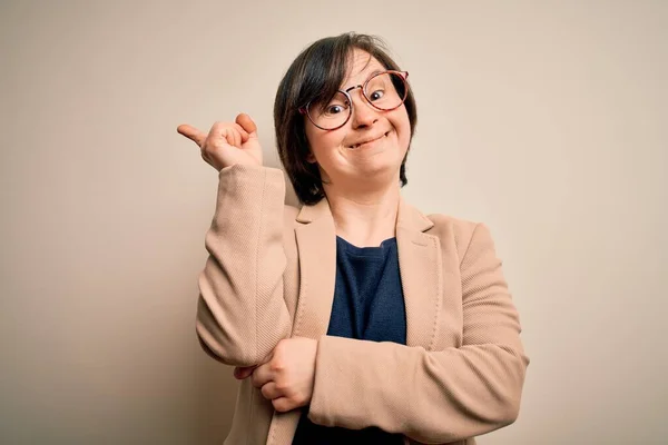 Jonge Syndrome Zakenvrouw Met Een Bril Geïsoleerde Achtergrond Met Een — Stockfoto