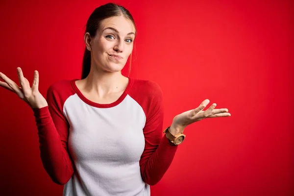 Mujer Pelirroja Hermosa Joven Con Camiseta Casual Sobre Fondo Rojo — Foto de Stock