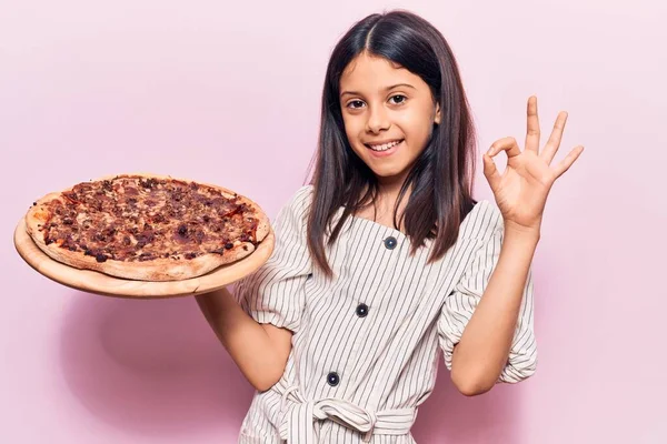 Gyönyörű Gyermek Lány Kezében Olasz Pizza Csinál Rendben Jel Ujjaival — Stock Fotó