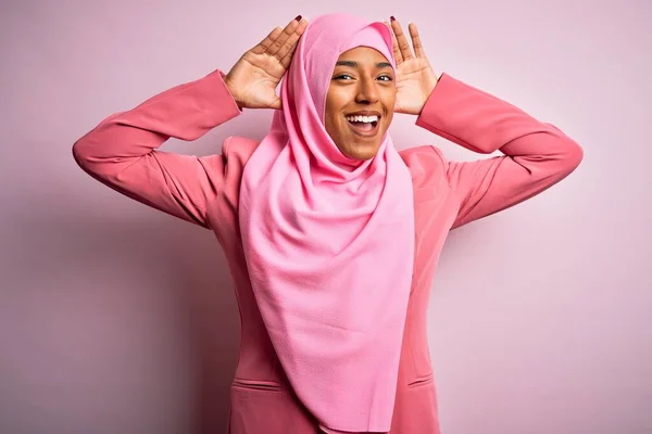 Junge Afroamerikanische Afro Frau Trägt Muslimischen Hijab Über Isoliertem Rosa — Stockfoto