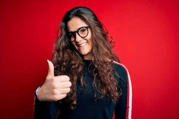 Jonge Mooie Vrouw Met Krullend Haar Dragen Trui Bril Rode — Stockfoto