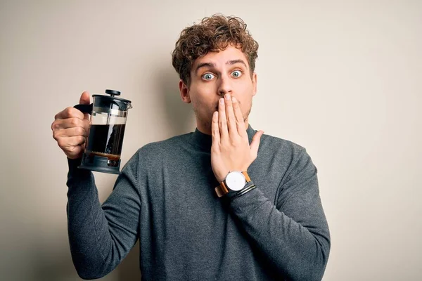 Jovem Loiro Com Cabelos Cacheados Fazendo Café Usando Cafeteira Sobre — Fotografia de Stock