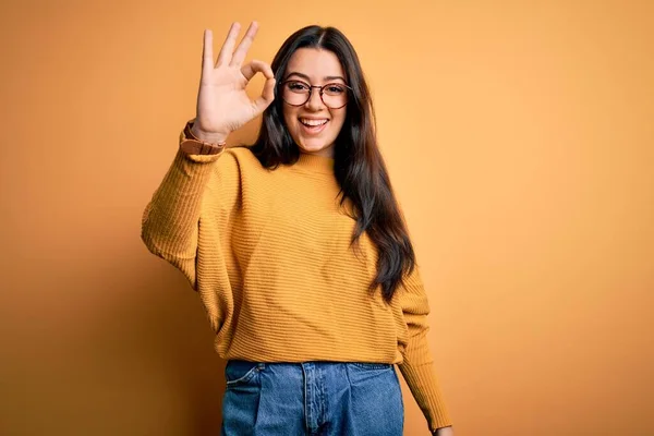 Ung Brunett Kvinna Bär Glasögon Och Casual Tröja Över Gul — Stockfoto