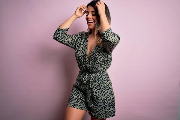 Jovem Mulher Bonita Vestindo Roupas Urbanas Moda Modelo Vestindo Estilo — Fotografia de Stock