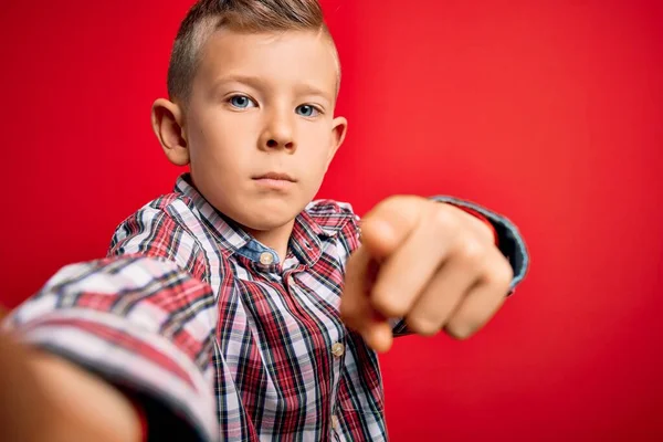 Närbild Ung Liten Kaukasisk Unge Med Blå Ögon Tar Selfie — Stockfoto