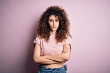 Kıvırcık saçlı ve piercingli, sıradan pembe tişörtlü kuşkucu ve gergin, yüzünde çapraz kollu tasvip etmeyen bir ifade olan genç ve güzel bir kadın. Negatif kişi.