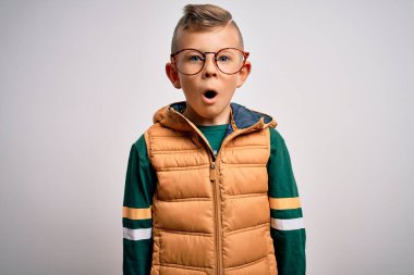 Mavi gözlü, kışlık paltolu, gözlüklü, korkmuş ve şok olmuş genç beyaz bir çocuk..