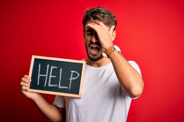 Elinde kırmızı fırın üzerinden gelen yardım mesajıyla tahtayı tutmakta zorlanan genç adam, el ele, utanç ve şaşkınlık dolu, sinirli ve hayal kırıklığına uğramış yüz ifadesiyle strese girdi. Hata için korku ve üzüntü.