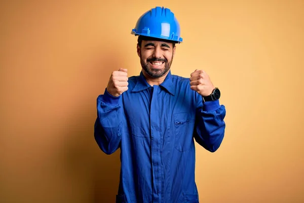 Mécanicien Barbu Portant Uniforme Bleu Casque Sécurité Sur Fond Jaune — Photo