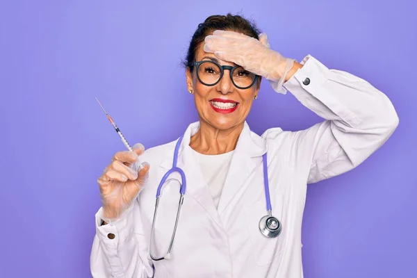 Média Idade Profissional Superior Médico Mulher Segurando Seringa Com Vacina — Fotografia de Stock