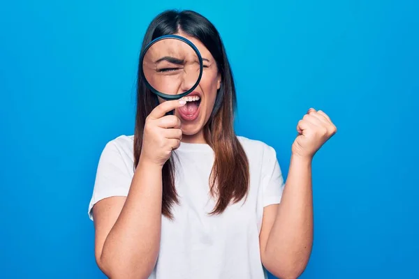 Jong Mooi Brunette Vrouw Met Vergrootglas Geïsoleerde Blauwe Achtergrond Schreeuwen — Stockfoto