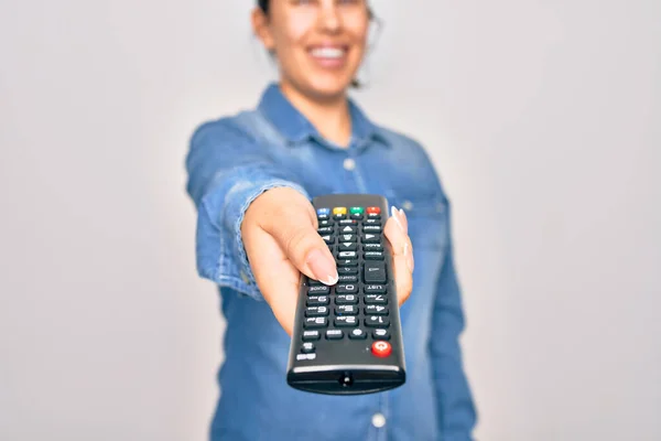 Mulher Mudando Canal Televisão Segurando Controle Remoto Sobre Fundo Branco — Fotografia de Stock