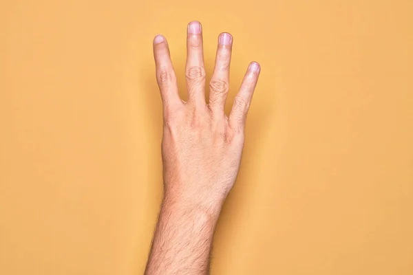 Ruka Kavkazského Mladíka Ukazující Prsty Izolovaném Žlutém Pozadí Počítadlo Číslo — Stock fotografie