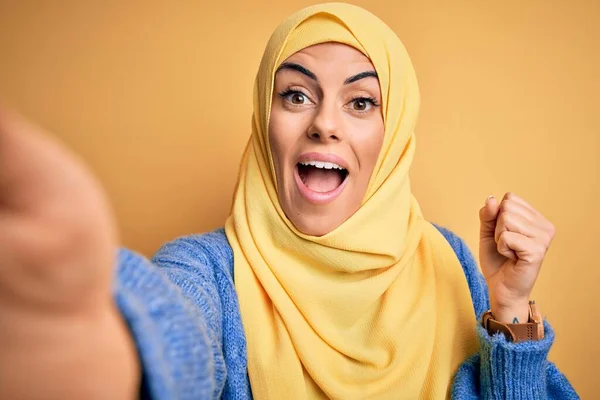 年轻美丽的黑发阿拉伯女人头戴伊斯兰头巾 在镜头前自豪地尖叫着庆祝胜利和成功 激动地欢呼着自己 — 图库照片