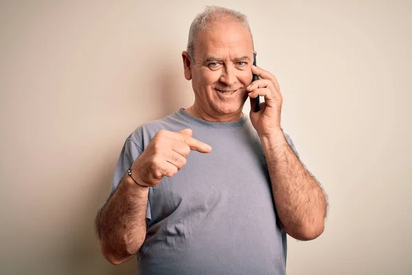 Μεσήλικας Hoary Άνθρωπος Έχει Συνομιλία Μιλώντας Στο Smartphone Πάνω Από — Φωτογραφία Αρχείου