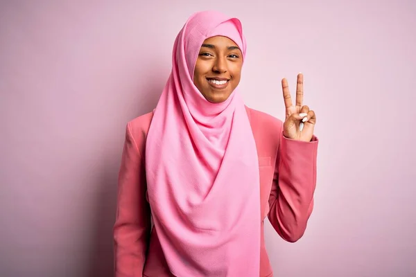 Junge Afroamerikanerin Mit Muslimischem Hijab Vor Isoliertem Rosafarbenem Hintergrund Die — Stockfoto