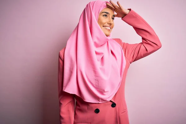 Jovem Mulher Negócios Bonita Morena Vestindo Hijab Muçulmano Rosa Jaqueta — Fotografia de Stock