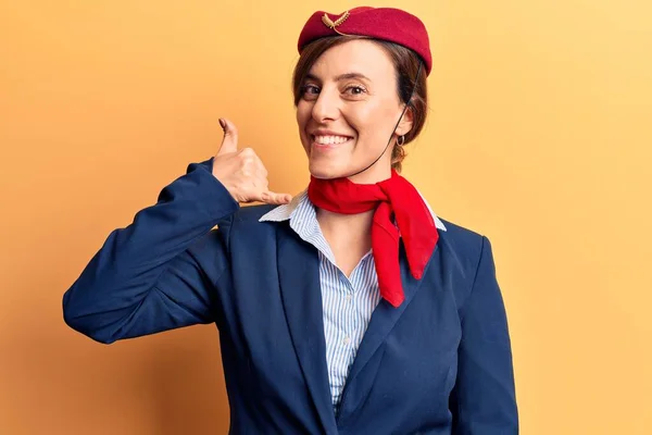 Jeune Belle Femme Uniforme Hôtesse Souriant Faisant Geste Téléphonique Avec — Photo