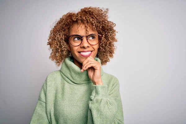 Jonge Mooie Afro Amerikaanse Vrouw Draagt Coltrui Bril Met Hand — Stockfoto