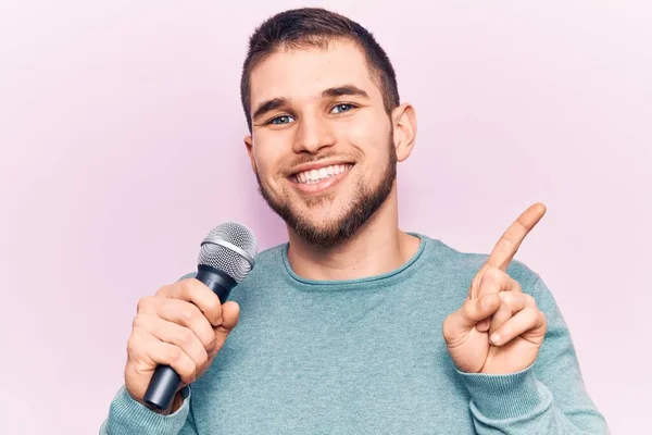 Jonge Knappe Man Zingen Lied Met Behulp Van Microfoon Glimlachen — Stockfoto