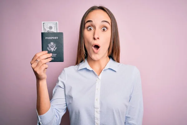 Turystka Wakacjach Paszportem Usa Dolarami Banknoty Jako Podróż Pieniądze Przestraszony — Zdjęcie stockowe
