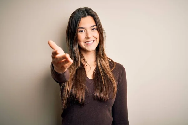 Chica Hermosa Joven Con Suéter Casual Pie Sobre Fondo Blanco — Foto de Stock