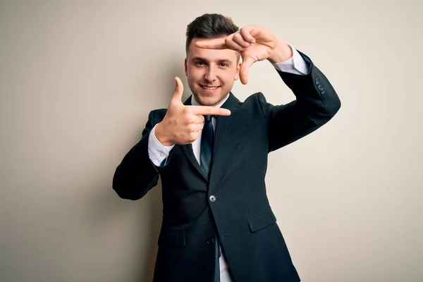 Młody Przystojny Biznesmen Ubrany Elegancki Garnitur Krawat Odosobnionym Tle Uśmiecha — Zdjęcie stockowe