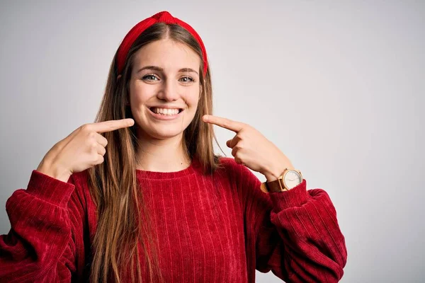 Genç Kızıl Saçlı Kırmızı Süveter Giyen Sarı Arka Planda Tebessüm — Stok fotoğraf