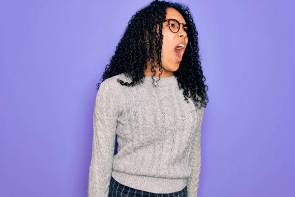 Mujer Afroamericana Joven Con Suéter Casual Gafas Sobre Fondo Púrpura — Foto de Stock