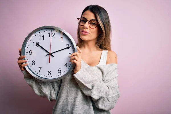 Jovem Bela Morena Mulher Vestindo Óculos Fazendo Contagem Regressiva Usando — Fotografia de Stock