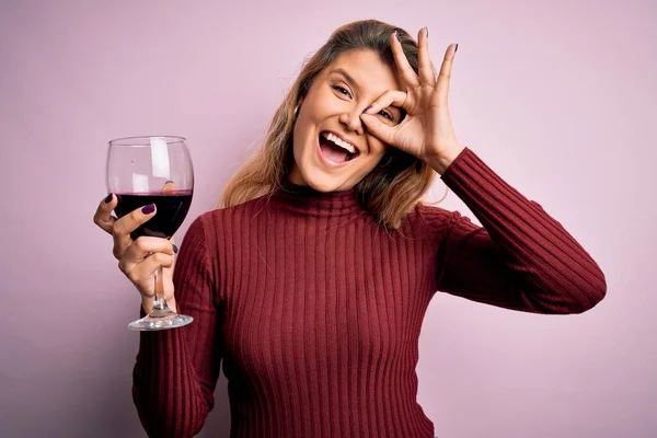 Joven Hermosa Mujer Rubia Bebiendo Vidrio Vino Tinto Sobre Fondo —  Fotos de Stock