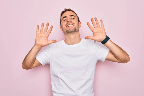 Beau Homme Aux Yeux Bleus Portant Shirt Blanc Décontracté Debout — Photo