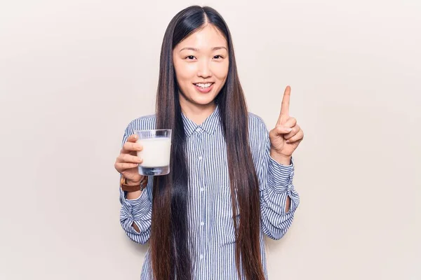 Νεαρή Όμορφη Κινέζα Γυναίκα Πίνει Ένα Ποτήρι Γάλα Χαμογελώντας Μια — Φωτογραφία Αρχείου