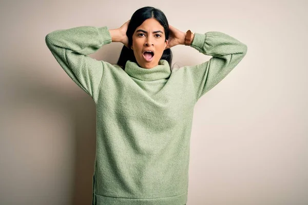 Joven Mujer Hispana Hermosa Vistiendo Suéter Invierno Verde Sobre Fondo — Foto de Stock