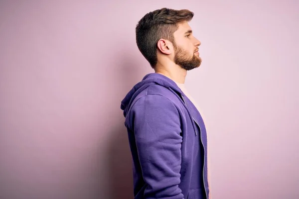 Young Blond Man Beard Blue Eyes Wearing Purple Sweatshirt Pink — Stock Photo, Image