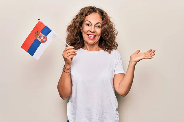 Mujer Patriótica Hermosa Mediana Edad Sosteniendo Bandera Serbia Sobre Fondo —  Fotos de Stock