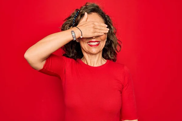 Middelbare Leeftijd Senior Brunette Vrouw Dragen Casual Shirt Staan Rode — Stockfoto