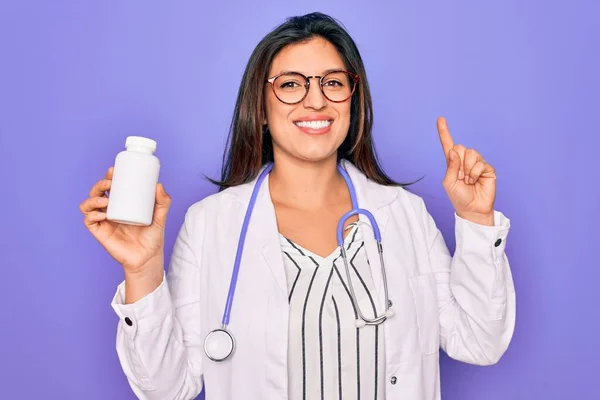 Mladý Profesionální Lékař Žena Drží Farmaceutické Pilulky Přes Fialové Pozadí — Stock fotografie