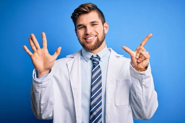 Jovem Terapeuta Loiro Homem Com Barba Olhos Azuis Vestindo Casaco — Fotografia de Stock