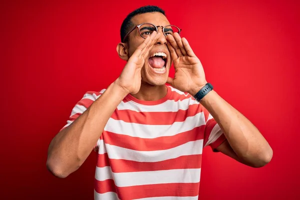 Junger Gutaussehender Afrikanisch Amerikanischer Mann Lässigem Gestreiftem Shirt Und Brille — Stockfoto