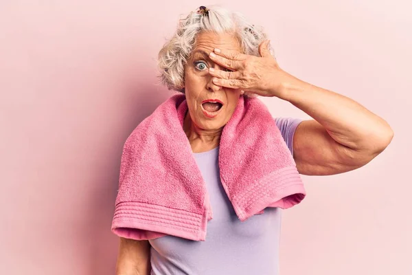 Senior Mujer Pelo Gris Que Lleva Sudor Deportivo Toalla Pelando —  Fotos de Stock
