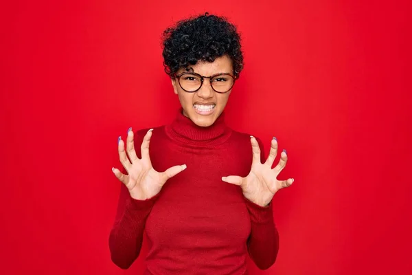 Fiatal Gyönyörű Afro Amerikai Visel Garbó Pulóver Szemüveg Mosolygós Vicces — Stock Fotó