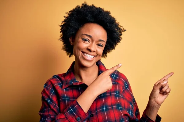 Молода Афро Американська Африканка Кучерявим Волоссям Посміхається Дивиться Камеру Двома — стокове фото