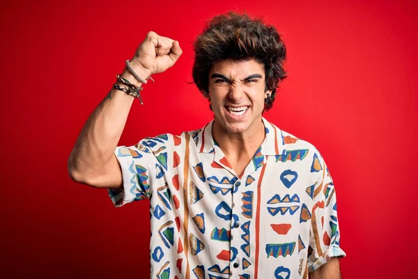 Jeune Homme Beau Vacances Portant Chemise Été Sur Fond Rouge — Photo