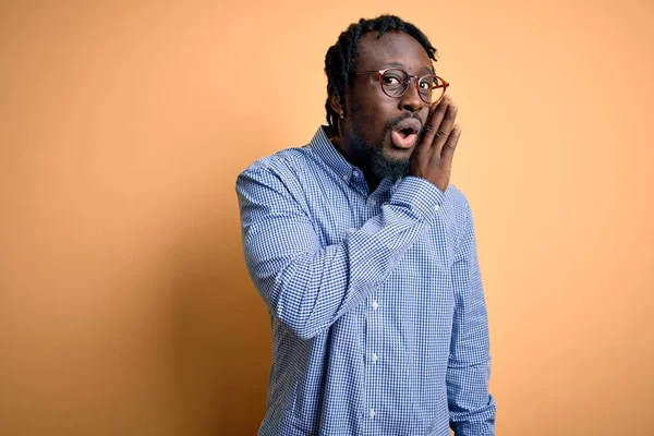 Joven Hombre Afroamericano Guapo Usando Camisa Gafas Sobre Fondo Amarillo — Foto de Stock